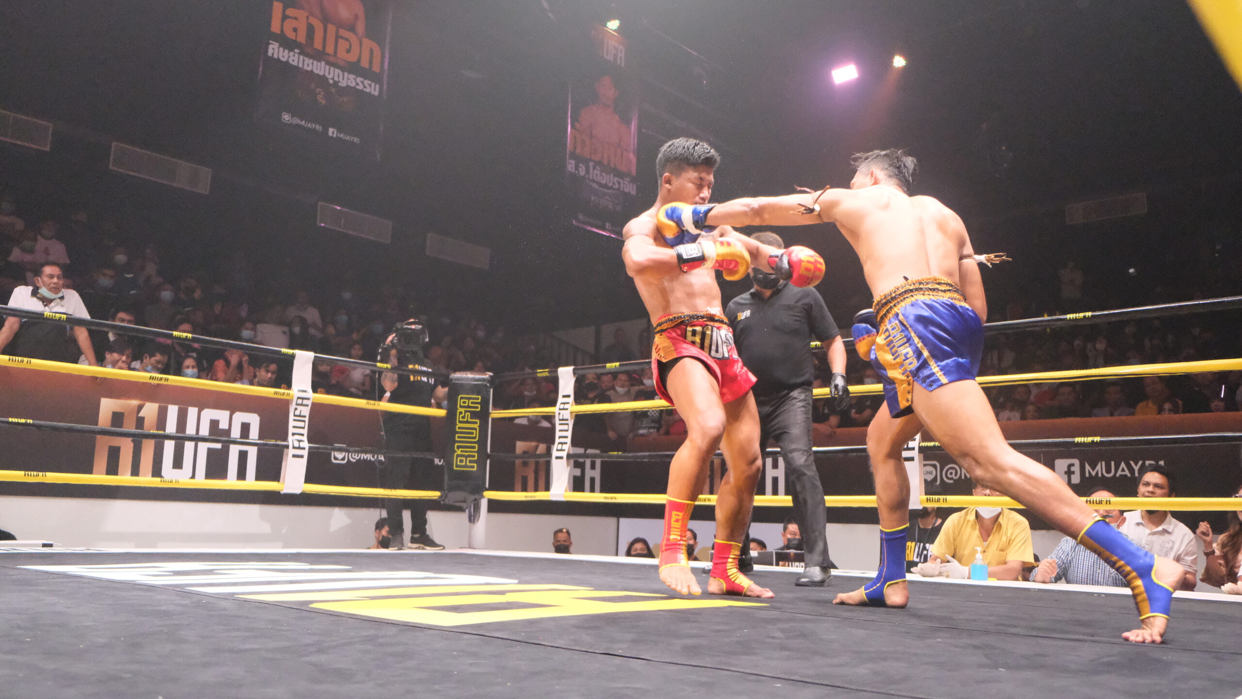 Goanar PK Saenchai Hits Rodtang Jitmuangnon at World Siam Stadium in a Muay Thai bout 