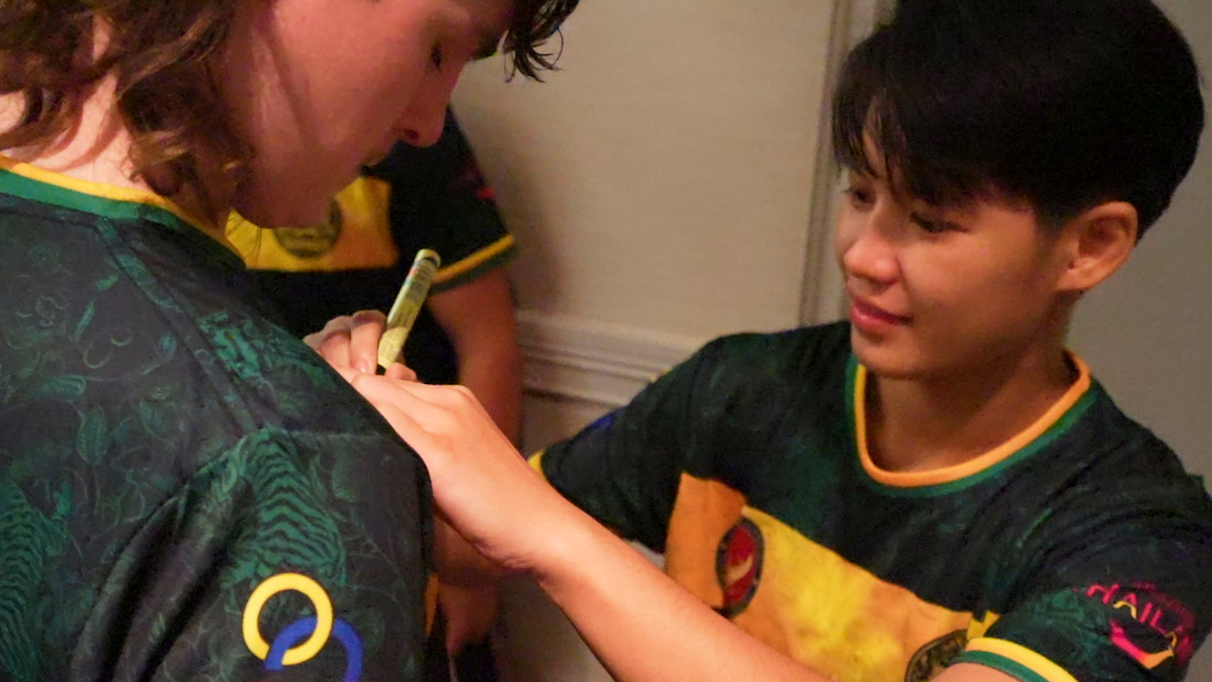 Phetjeejaa signs a fan's shirt